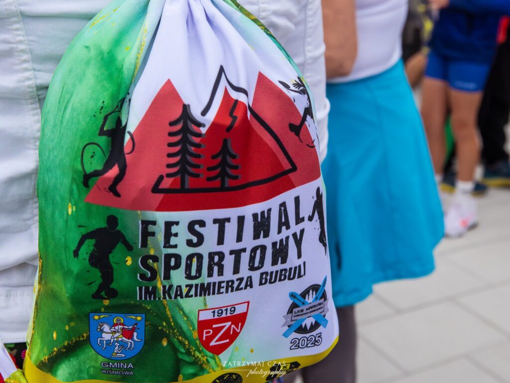 plecak z logo festiwalu i organizatorów