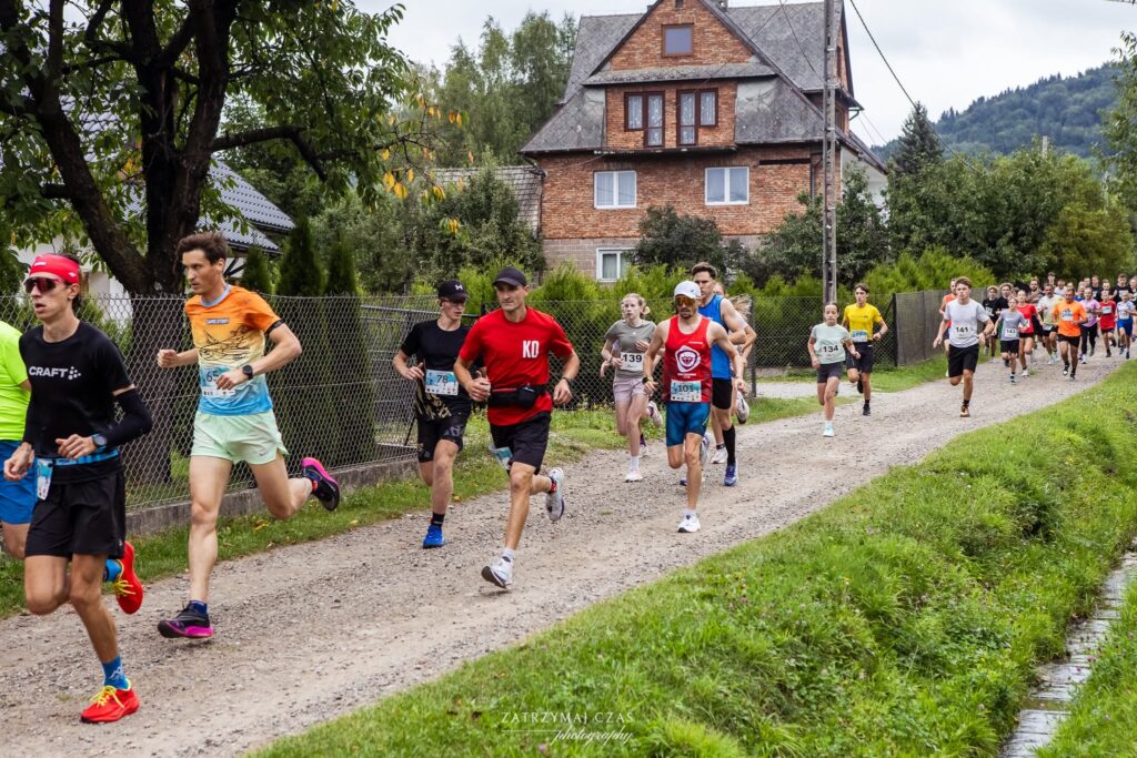 fotorelacja z biegu - zawodnicy na trasie