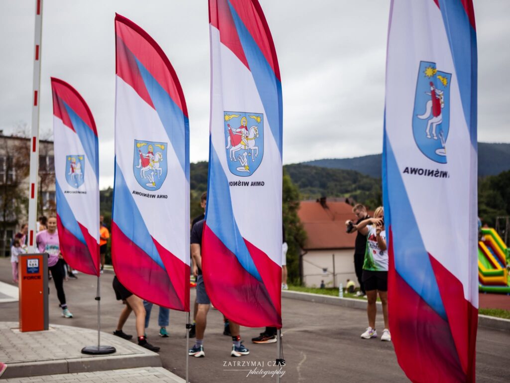 żagle z herbem Gminy Wiśniowa - jednego z organizatorów wydarzenia